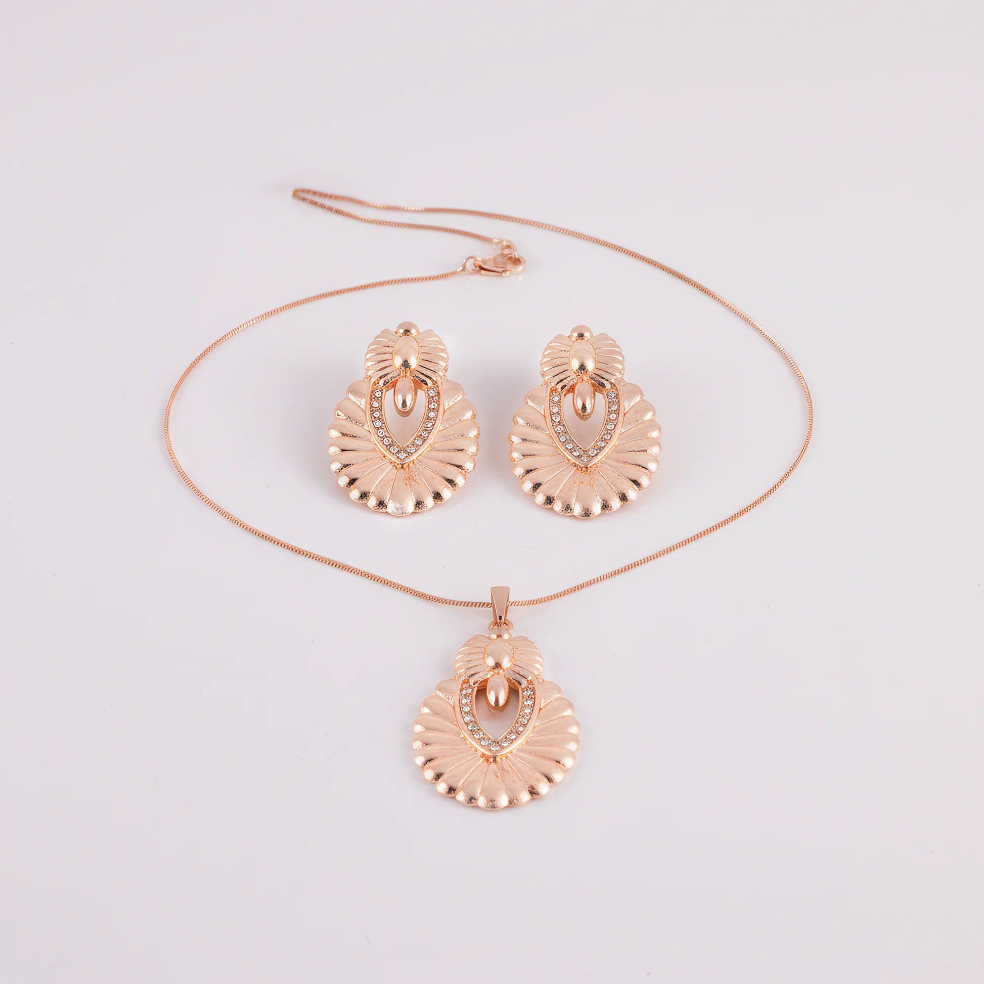 Damnstyle Necklace Anti-Tarnish Ethnic Embossed Shell Crystal Studded Set With Earrings